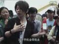 手機飄在空中 劉謙街頭玩懸浮魔術