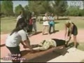 詭異魔術：美女當場被分兩半 竟還能走路