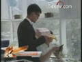 佟大为携巨额钞票过马路引围观